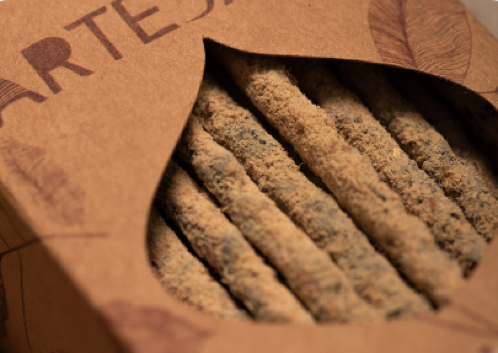 Kraft Artesano packaging with the leaf-shaped window showing the sticks