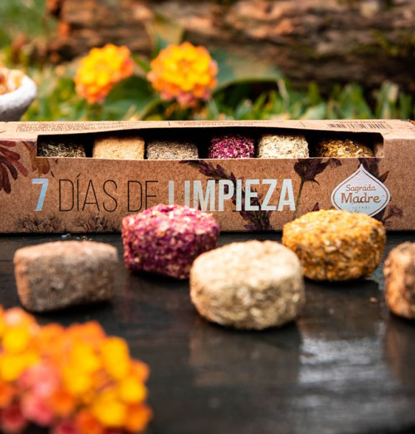 Open 7 Días de Limpieza box showing seven different herb-topped charcoal discs