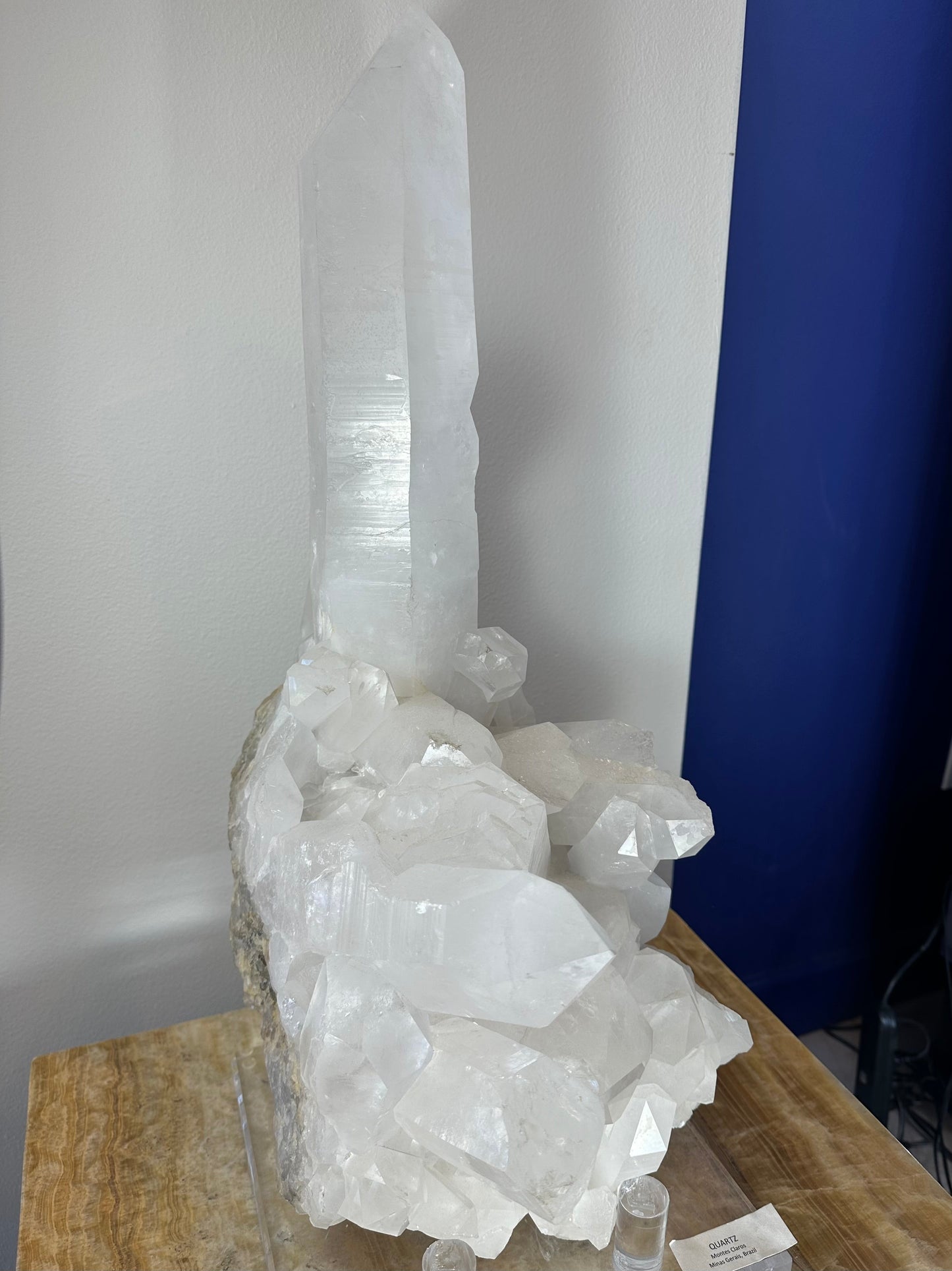 Detail of the extra-large point rising from the quartz cluster