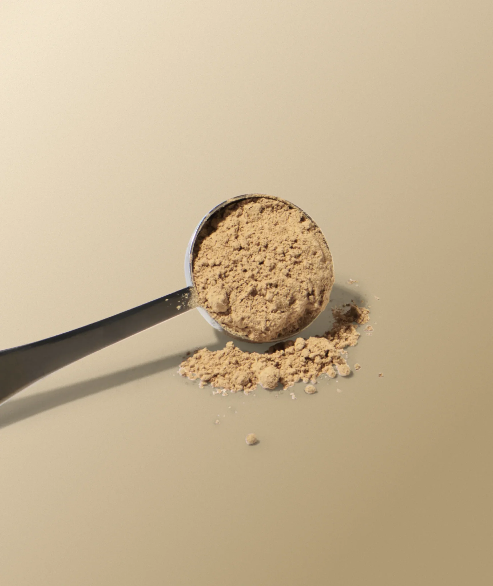 Matcha measuring spoon holding a level scoop of green matcha powder