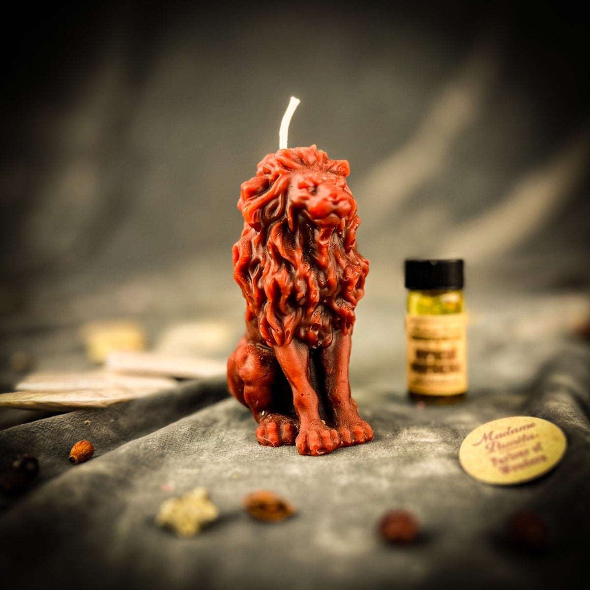 Proud Lion beeswax candle in red-brown with the kit oil bottle