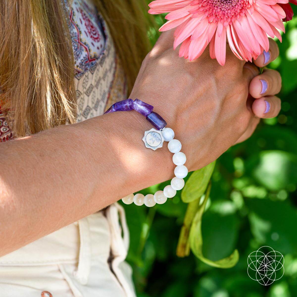 Bracelet with violet Uruguayan amethyst and white selenite beads and a silver-plated horseshoe luck charm — detail view 2