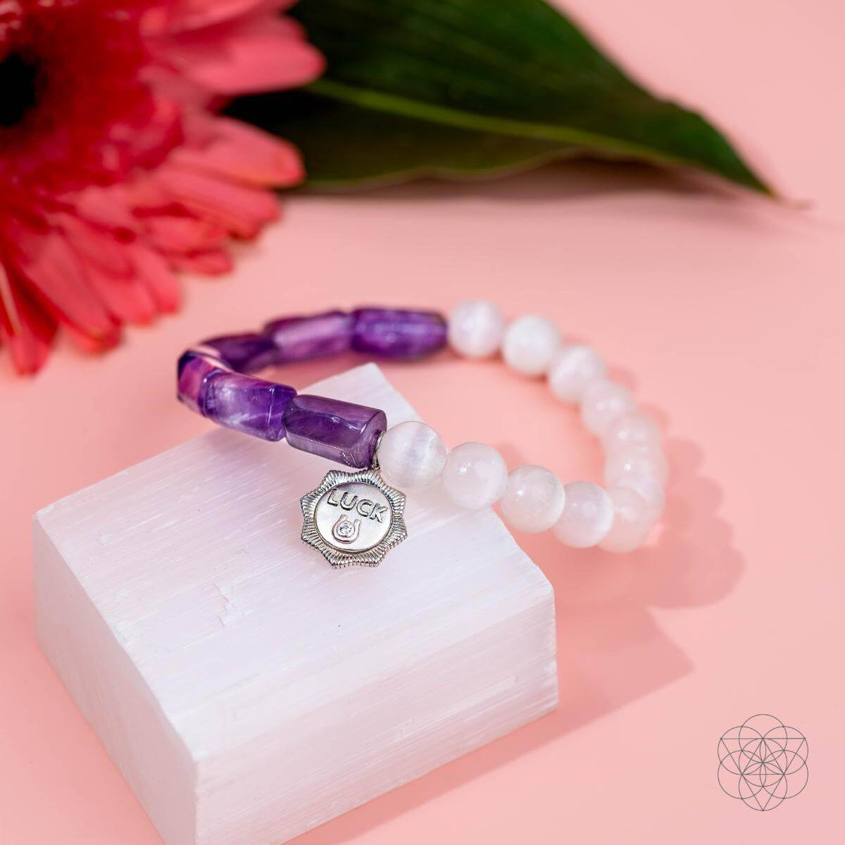 Bracelet with violet Uruguayan amethyst and white selenite beads and a silver-plated horseshoe luck charm — detail view 4