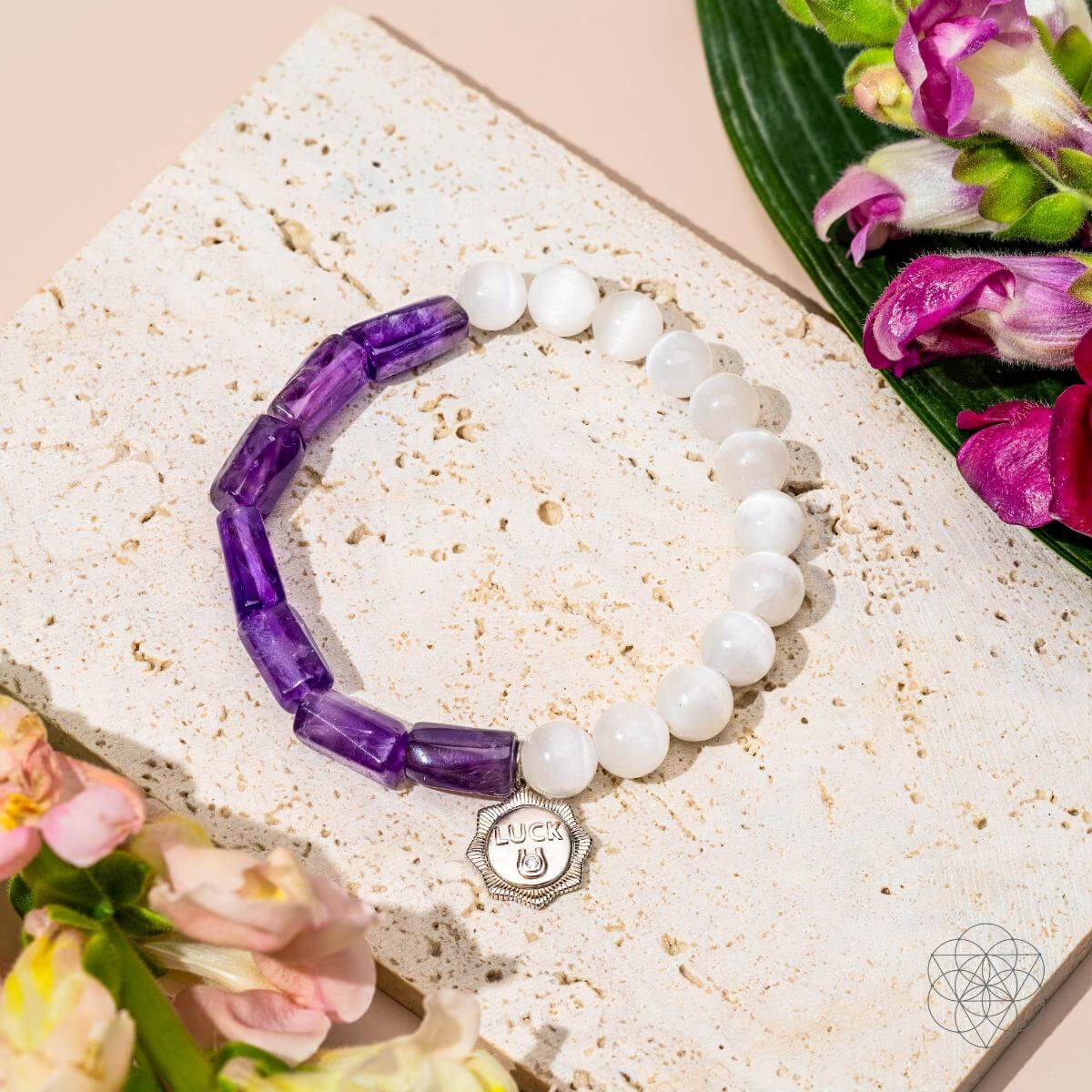 Bracelet with violet Uruguayan amethyst and white selenite beads and a silver-plated horseshoe luck charm — detail view 6