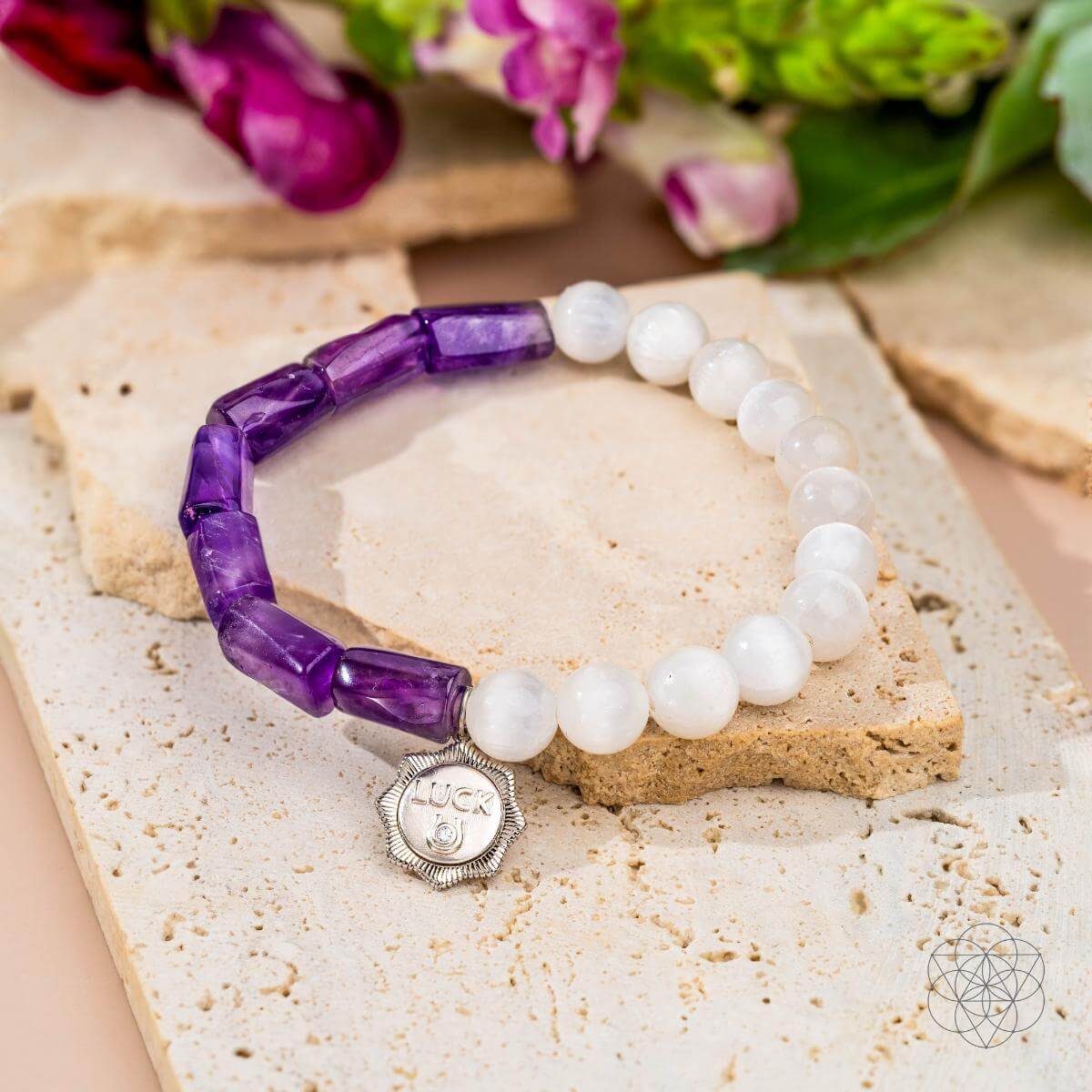 Bracelet with violet Uruguayan amethyst and white selenite beads and a silver-plated horseshoe luck charm