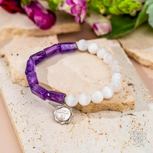 Bracelet with violet Uruguayan amethyst and white selenite beads and a silver-plated horseshoe luck charm