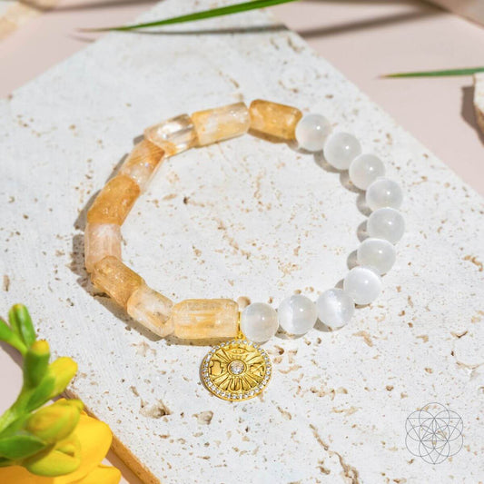 Citrine and selenite beaded bracelet with a gold-plated charm bearing the Eye of Horus, four-leaf clover, hamsa hand and horseshoe — view 1 of 8