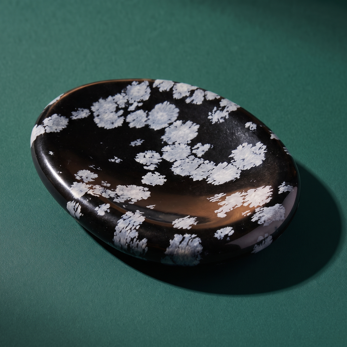 Snowflake Obsidian Comfort Stone — Grounding Shadow-Work Worry Stone – mineral detail
